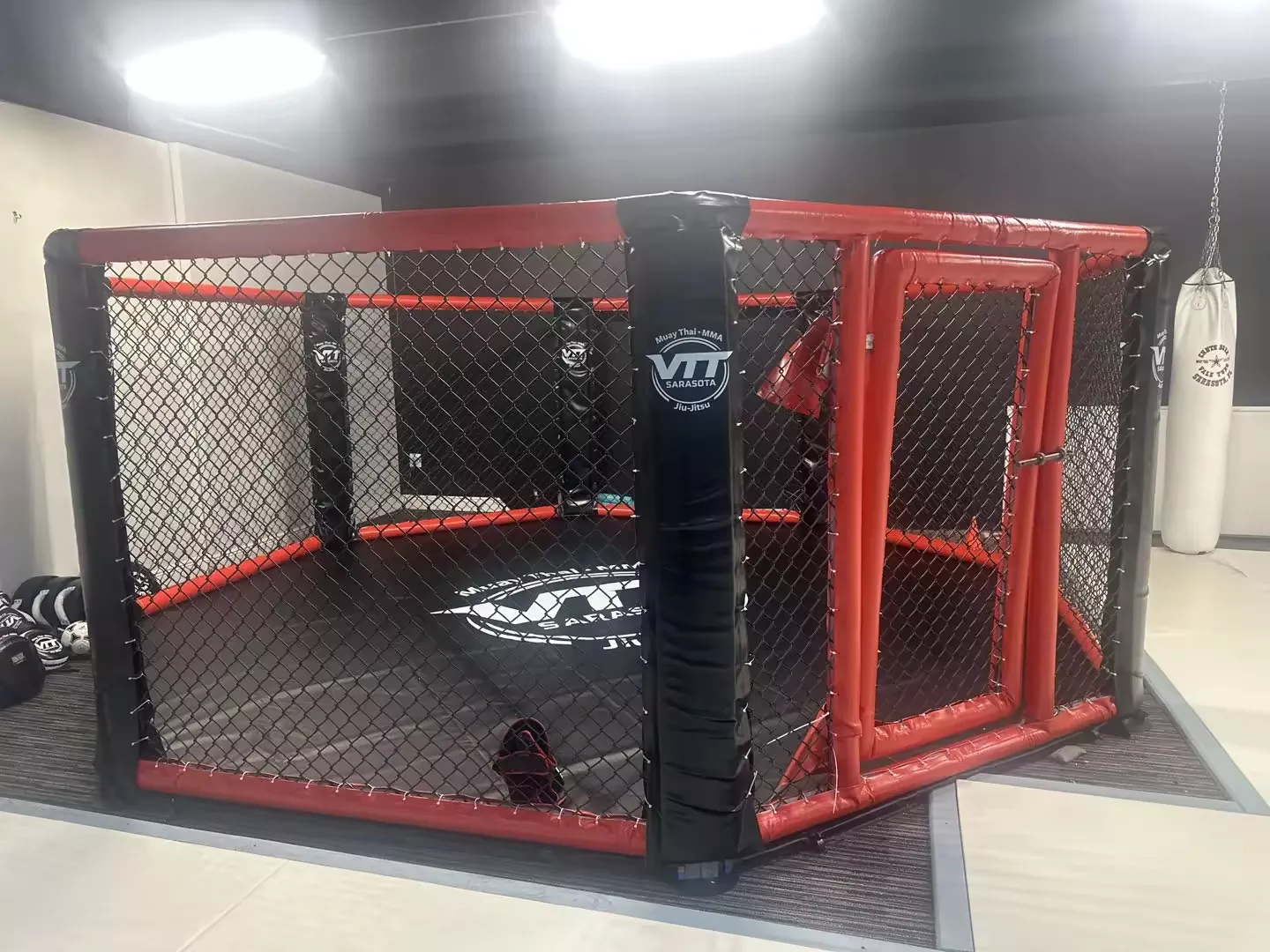 কিভাবে একটি কাস্টম MMA অষ্টভুজ একটি উচ্চ-তীব্রতা যুদ্ধ জিমে নিরাপত্তা, স্থায়িত্ব, এবং ব্র্যান্ড প্রদর্শনের ভারসাম্য বজায় রাখতে পারে?